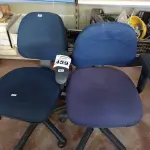 LOTE 459 - 02 CADEIRAS DE ESCRITÓRIO COM BASES GIRATÓRIAS. (NO ESTADO) ATENÇÃO! FAZER A VISITAÇÃO ANTES DE ARREMATAR, NÃO SABEMOS SE FUNCIONA. LEILÃO NÃO TEM GARANTIA E NEM DEVOLUÇÃO, SUJEITO A POSSÍVEIS AVARIAS VISÍVEIS/OCULTAS E/OU AUSÊNCIA DE COMPONENTES.