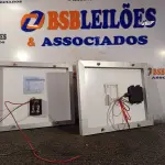 LOTE 439 - 02 PAINÉIS SOLARES 18V 10W. (NO ESTADO) ATENÇÃO! FAZER A VISITAÇÃO ANTES DE ARREMATAR, NÃO SABEMOS SE FUNCIONA. LEILÃO NÃO TEM GARANTIA E NEM DEVOLUÇÃO, SUJEITO A POSSÍVEIS AVARIAS VISÍVEIS/OCULTAS E/OU AUSÊNCIA DE COMPONENTES.