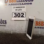 LOTE 302 - 01 CELULAR IPHONE PARA RETIRADA DE PEÇAS. (NO ESTADO) ATENÇÃO! FAZER A VISITAÇÃO ANTES DE ARREMATAR, NÃO SABEMOS SE FUNCIONA. LEILÃO NÃO TEM GARANTIA E NEM DEVOLUÇÃO, SUJEITO A POSSÍVEIS AVARIAS VISÍVEIS/OCULTAS E/OU AUSÊNCIA DE COMPONENTES.