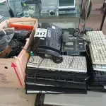 LOTE 317 - 01 LOTE COM VÁRIOS CABOS, APARELHOS DE TELEFONE, 01 APARELHO DE FAX E VÁRIOS TECLADOS PARA PC MARCAS E MODELOS DIVERSOS. (NO ESTADO) ATENÇÃO! FAZER A VISITAÇÃO ANTES DE ARREMATAR, NÃO SABEMOS SE FUNCIONA. LEILÃO NÃO TEM GARANTIA E NEM DEVOLUÇÃO, SUJEITO A POSSÍVEIS AVARIAS VISÍVEIS/OCULTAS E/OU AUSÊNCIA DE COMPONENTES.