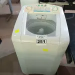 LOTE 251 - 01 MÁQUINA DE LAVAR ROUPAS MARCA ELECTROLUX 7.5KG 220V. (NO ESTADO) ATENÇÃO! FAZER A VISITAÇÃO ANTES DE ARREMATAR, NÃO SABEMOS SE FUNCIONA. LEILÃO NÃO TEM GARANTIA E NEM DEVOLUÇÃO, SUJEITO A POSSÍVEIS AVARIAS VISÍVEIS/OCULTAS E/OU AUSÊNCIA DE COMPONENTES.