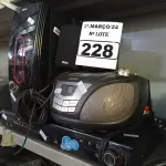 LOTE 228 - 01 DVD HOME THEATER E 01 APARELHO DE SOM. (NO ESTADO) ATENÇÃO! FAZER A VISITAÇÃO ANTES DE ARREMATAR, NÃO SABEMOS SE FUNCIONA. LEILÃO NÃO TEM GARANTIA E NEM DEVOLUÇÃO, SUJEITO A POSSÍVEIS AVARIAS VISÍVEIS/OCULTAS E/OU AUSÊNCIA DE COMPONENTES.