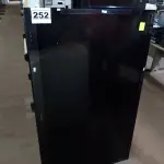 LOTE 252 - 01 TV SONY 55” POL PARA RETIRADA DE PEÇAS. (NO ESTADO) ATENÇÃO! FAZER A VISITAÇÃO ANTES DE ARREMATAR, NÃO SABEMOS SE FUNCIONA. LEILÃO NÃO TEM GARANTIA E NEM DEVOLUÇÃO, SUJEITO A POSSÍVEIS AVARIAS VISÍVEIS/OCULTAS E/OU AUSÊNCIA DE COMPONENTES.