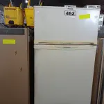 LOTE 462 - 01 GELADEIRA MARCA ELECTROLUX 220V. (NO ESTADO) ATENÇÃO! FAZER A VISITAÇÃO ANTES DE ARREMATAR, NÃO SABEMOS SE FUNCIONA. LEILÃO NÃO TEM GARANTIA E NEM DEVOLUÇÃO, SUJEITO A POSSÍVEIS AVARIAS VISÍVEIS/OCULTAS E/OU AUSÊNCIA DE COMPONENTES.