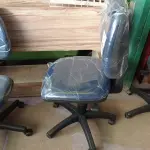 LOTE 453 - 01 CADEIRA DE ESCRITÓRIO COM BASE GIRATÓRIA. (NO ESTADO) ATENÇÃO! FAZER A VISITAÇÃO ANTES DE ARREMATAR, NÃO SABEMOS SE FUNCIONA. LEILÃO NÃO TEM GARANTIA E NEM DEVOLUÇÃO, SUJEITO A POSSÍVEIS AVARIAS VISÍVEIS/OCULTAS E/OU AUSÊNCIA DE COMPONENTES.