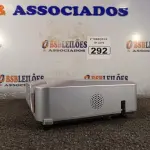 LOTE 292 - 01 PROJETOR MULTIMIDIA MARCA HITACHI. (NO ESTADO) ATENÇÃO! FAZER A VISITAÇÃO ANTES DE ARREMATAR, NÃO SABEMOS SE FUNCIONA. LEILÃO NÃO TEM GARANTIA E NEM DEVOLUÇÃO, SUJEITO A POSSÍVEIS AVARIAS VISÍVEIS/OCULTAS E/OU AUSÊNCIA DE COMPONENTES.