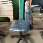 LOTE 452 - 01 CADEIRA DE ESCRITÓRIO COM BASE GIRATÓRIA. (NO ESTADO) ATENÇÃO! FAZER A VISITAÇÃO ANTES DE ARREMATAR, NÃO SABEMOS SE FUNCIONA. LEILÃO NÃO TEM GARANTIA E NEM DEVOLUÇÃO, SUJEITO A POSSÍVEIS AVARIAS VISÍVEIS/OCULTAS E/OU AUSÊNCIA DE COMPONENTES.