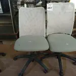 LOTE 457 - 02 CADEIRAS DE ESCRITÓRIO COM BASES GIRATÓRIAS. (NO ESTADO) ATENÇÃO! FAZER A VISITAÇÃO ANTES DE ARREMATAR, NÃO SABEMOS SE FUNCIONA. LEILÃO NÃO TEM GARANTIA E NEM DEVOLUÇÃO, SUJEITO A POSSÍVEIS AVARIAS VISÍVEIS/OCULTAS E/OU AUSÊNCIA DE COMPONENTES.