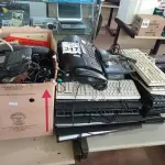 LOTE 317 - 01 LOTE COM VÁRIOS CABOS, APARELHOS DE TELEFONE, 01 APARELHO DE FAX E VÁRIOS TECLADOS PARA PC MARCAS E MODELOS DIVERSOS. (NO ESTADO) ATENÇÃO! FAZER A VISITAÇÃO ANTES DE ARREMATAR, NÃO SABEMOS SE FUNCIONA. LEILÃO NÃO TEM GARANTIA E NEM DEVOLUÇÃO, SUJEITO A POSSÍVEIS AVARIAS VISÍVEIS/OCULTAS E/OU AUSÊNCIA DE COMPONENTES.