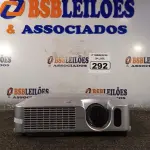LOTE 292 - 01 PROJETOR MULTIMIDIA MARCA HITACHI. (NO ESTADO) ATENÇÃO! FAZER A VISITAÇÃO ANTES DE ARREMATAR, NÃO SABEMOS SE FUNCIONA. LEILÃO NÃO TEM GARANTIA E NEM DEVOLUÇÃO, SUJEITO A POSSÍVEIS AVARIAS VISÍVEIS/OCULTAS E/OU AUSÊNCIA DE COMPONENTES.