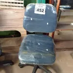 LOTE 452 - 01 CADEIRA DE ESCRITÓRIO COM BASE GIRATÓRIA. (NO ESTADO) ATENÇÃO! FAZER A VISITAÇÃO ANTES DE ARREMATAR, NÃO SABEMOS SE FUNCIONA. LEILÃO NÃO TEM GARANTIA E NEM DEVOLUÇÃO, SUJEITO A POSSÍVEIS AVARIAS VISÍVEIS/OCULTAS E/OU AUSÊNCIA DE COMPONENTES.