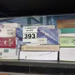 LOTE 393 - 01 LOTE COM TONNER E LIVROS DIVERSOS.  (NO ESTADO) ATENÇÃO! FAZER A VISITAÇÃO ANTES DE ARREMATAR, NÃO SABEMOS SE FUNCIONA. LEILÃO NÃO TEM GARANTIA E NEM DEVOLUÇÃO, SUJEITO A POSSÍVEIS AVARIAS VISÍVEIS/OCULTAS E/OU AUSÊNCIA DE COMPONENTES.