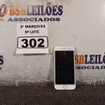 LOTE 302 - 01 CELULAR IPHONE PARA RETIRADA DE PEÇAS. (NO ESTADO) ATENÇÃO! FAZER A VISITAÇÃO ANTES DE ARREMATAR, NÃO SABEMOS SE FUNCIONA. LEILÃO NÃO TEM GARANTIA E NEM DEVOLUÇÃO, SUJEITO A POSSÍVEIS AVARIAS VISÍVEIS/OCULTAS E/OU AUSÊNCIA DE COMPONENTES.