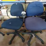 LOTE 459 - 02 CADEIRAS DE ESCRITÓRIO COM BASES GIRATÓRIAS. (NO ESTADO) ATENÇÃO! FAZER A VISITAÇÃO ANTES DE ARREMATAR, NÃO SABEMOS SE FUNCIONA. LEILÃO NÃO TEM GARANTIA E NEM DEVOLUÇÃO, SUJEITO A POSSÍVEIS AVARIAS VISÍVEIS/OCULTAS E/OU AUSÊNCIA DE COMPONENTES.