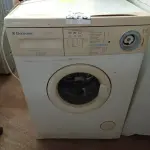 LOTE 478 - 01 LAVADORA DE ROUPAS MARCA ELECTROLUX 220V. (NO ESTADO) ATENÇÃO! FAZER A VISITAÇÃO ANTES DE ARREMATAR, NÃO SABEMOS SE FUNCIONA. LEILÃO NÃO TEM GARANTIA E NEM DEVOLUÇÃO, SUJEITO A POSSÍVEIS AVARIAS VISÍVEIS/OCULTAS E/OU AUSÊNCIA DE COMPONENTES.