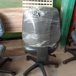 LOTE 453 - 01 CADEIRA DE ESCRITÓRIO COM BASE GIRATÓRIA. (NO ESTADO) ATENÇÃO! FAZER A VISITAÇÃO ANTES DE ARREMATAR, NÃO SABEMOS SE FUNCIONA. LEILÃO NÃO TEM GARANTIA E NEM DEVOLUÇÃO, SUJEITO A POSSÍVEIS AVARIAS VISÍVEIS/OCULTAS E/OU AUSÊNCIA DE COMPONENTES.