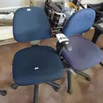 LOTE 459 - 02 CADEIRAS DE ESCRITÓRIO COM BASES GIRATÓRIAS. (NO ESTADO) ATENÇÃO! FAZER A VISITAÇÃO ANTES DE ARREMATAR, NÃO SABEMOS SE FUNCIONA. LEILÃO NÃO TEM GARANTIA E NEM DEVOLUÇÃO, SUJEITO A POSSÍVEIS AVARIAS VISÍVEIS/OCULTAS E/OU AUSÊNCIA DE COMPONENTES.