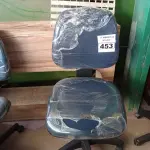 LOTE 453 - 01 CADEIRA DE ESCRITÓRIO COM BASE GIRATÓRIA. (NO ESTADO) ATENÇÃO! FAZER A VISITAÇÃO ANTES DE ARREMATAR, NÃO SABEMOS SE FUNCIONA. LEILÃO NÃO TEM GARANTIA E NEM DEVOLUÇÃO, SUJEITO A POSSÍVEIS AVARIAS VISÍVEIS/OCULTAS E/OU AUSÊNCIA DE COMPONENTES.