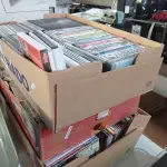 LOTE 216 - 01 LOTE COM GRANDE QUANTIDADE DE DVD’S TÍTULOS DIVERSOS. (NO ESTADO) ATENÇÃO! FAZER A VISITAÇÃO ANTES DE ARREMATAR, NÃO SABEMOS SE FUNCIONA. LEILÃO NÃO TEM GARANTIA E NEM DEVOLUÇÃO, SUJEITO A POSSÍVEIS AVARIAS VISÍVEIS/OCULTAS E/OU AUSÊNCIA DE COMPONENTES.
