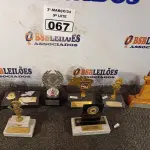 LOTE 067 - 01 LOTE COM PLACAS COMEMORATIVAS DIVERSAS. (NO ESTADO) ATENÇÃO! FAZER A VISITAÇÃO ANTES DE ARREMATAR, NÃO SABEMOS SE FUNCIONA. LEILÃO NÃO TEM GARANTIA E NEM DEVOLUÇÃO, SUJEITO A POSSÍVEIS AVARIAS VISÍVEIS/OCULTAS E/OU AUSÊNCIA DE COMPONENTES.