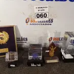 LOTE 060 - 01 LOTE COM PLACAS COMEMORATIVAS DIVERSAS. (NO ESTADO) ATENÇÃO! FAZER A VISITAÇÃO ANTES DE ARREMATAR, NÃO SABEMOS SE FUNCIONA. LEILÃO NÃO TEM GARANTIA E NEM DEVOLUÇÃO, SUJEITO A POSSÍVEIS AVARIAS VISÍVEIS/OCULTAS E/OU AUSÊNCIA DE COMPONENTES.