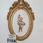 LOTE 210 - 01 QUADRO BAILARINA EM RESINA PINTADA NO DOURADO (NOVO) (NO ESTADO)