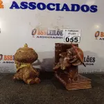LOTE 055 - 02 ESCULTURAS. (NO ESTADO) ATENÇÃO! FAZER A VISITAÇÃO ANTES DE ARREMATAR, NÃO SABEMOS SE FUNCIONA. LEILÃO NÃO TEM GARANTIA E NEM DEVOLUÇÃO, SUJEITO A POSSÍVEIS AVARIAS VISÍVEIS/OCULTAS E/OU AUSÊNCIA DE COMPONENTES.