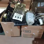 LOTE 131 - 01 LOTE COM PERIFÉRICOS DIVERSOS. (NO ESTADO) ATENÇÃO! FAZER A VISITAÇÃO ANTES DE ARREMATAR, NÃO SABEMOS SE FUNCIONA. LEILÃO NÃO TEM GARANTIA E NEM DEVOLUÇÃO, SUJEITO A POSSÍVEIS AVARIAS VISÍVEIS/OCULTAS E/OU AUSÊNCIA DE COMPONENTES.