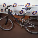 LOTE 522 - 01 BICICLETA COM QUADRO DE MOLA. (NO ESTADO) ATENÇÃO! FAZER A VISITAÇÃO ANTES DE ARREMATAR, NÃO SABEMOS SE FUNCIONA. LEILÃO NÃO TEM GARANTIA E NEM DEVOLUÇÃO, SUJEITO A POSSÍVEIS AVARIAS VISÍVEIS/OCULTAS E/OU AUSÊNCIA DE COMPONENTES.