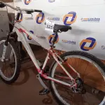 LOTE 525 - 01 BICICLETA TRUST COM QUADRO DE ALUMÍNIO. (NO ESTADO) ATENÇÃO! FAZER A VISITAÇÃO ANTES DE ARREMATAR, NÃO SABEMOS SE FUNCIONA. LEILÃO NÃO TEM GARANTIA E NEM DEVOLUÇÃO, SUJEITO A POSSÍVEIS AVARIAS VISÍVEIS/OCULTAS E/OU AUSÊNCIA DE COMPONENTES.