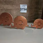 LOTE 375 - 01 TRIO ELEFANTINHOS EM MADEIRA NA COR COBRE (NOVO) (NO ESTADO)