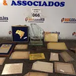 LOTE 066 - 01 LOTE COM VÁRIAS PLACAS COMEMORATIVAS. (NO ESTADO) ATENÇÃO! FAZER A VISITAÇÃO ANTES DE ARREMATAR, NÃO SABEMOS SE FUNCIONA. LEILÃO NÃO TEM GARANTIA E NEM DEVOLUÇÃO, SUJEITO A POSSÍVEIS AVARIAS VISÍVEIS/OCULTAS E/OU AUSÊNCIA DE COMPONENTES.