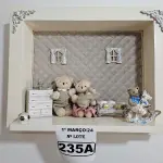 LOTE 235 - 01 QUADRO MATERNIDADE URSINHO FAMÍLIA EM PELÚCIA COM UMA URSINHA, URSINHO E BEBÊ URSOCOM FUNDO EM TECIDO METALACÊ MARROM CLARO. (NOVO) (NO ESTADO)