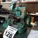 LOTE 128 - 01 MÁQUINA DE COSTURA COM MOTOR. (NO ESTADO) ATENÇÃO! FAZER A VISITAÇÃO ANTES DE ARREMATAR, NÃO SABEMOS SE FUNCIONA. LEILÃO NÃO TEM GARANTIA E NEM DEVOLUÇÃO, SUJEITO A POSSÍVEIS AVARIAS VISÍVEIS/OCULTAS E/OU AUSÊNCIA DE COMPONENTES.