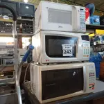 LOTE 243 - 03 MICRO-ONDAS MARCAS E MODELOS DIVERSOS. (NO ESTADO) ATENÇÃO! FAZER A VISITAÇÃO ANTES DE ARREMATAR, NÃO SABEMOS SE FUNCIONA. LEILÃO NÃO TEM GARANTIA E NEM DEVOLUÇÃO, SUJEITO A POSSÍVEIS AVARIAS VISÍVEIS/OCULTAS E/OU AUSÊNCIA DE COMPONENTES.