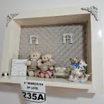 LOTE 235 - 01 QUADRO MATERNIDADE URSINHO FAMÍLIA EM PELÚCIA COM UMA URSINHA, URSINHO E BEBÊ URSOCOM FUNDO EM TECIDO METALACÊ MARROM CLARO. (NOVO) (NO ESTADO)
