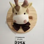 LOTE 225 - 01 QUADRO EM PINUS COM CABEÇA DE PELÚCIA GIRAFA, LAÇO MARROM NO TEMA SAFARI. (NOVO) (NO ESTADO)