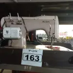 LOTE 163 - 01 MÁQUINA DE COSTURA MARCA ELGIN. (NO ESTADO) ATENÇÃO! FAZER A VISITAÇÃO ANTES DE ARREMATAR, NÃO SABEMOS SE FUNCIONA. LEILÃO NÃO TEM GARANTIA E NEM DEVOLUÇÃO, SUJEITO A POSSÍVEIS AVARIAS VISÍVEIS/OCULTAS E/OU AUSÊNCIA DE COMPONENTES.