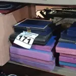 LOTE 171 - 01 LOTE COM PASTAS E ESTOJOS DIVERSOS. (NO ESTADO) ATENÇÃO! FAZER A VISITAÇÃO ANTES DE ARREMATAR, NÃO SABEMOS SE FUNCIONA. LEILÃO NÃO TEM GARANTIA E NEM DEVOLUÇÃO, SUJEITO A POSSÍVEIS AVARIAS VISÍVEIS/OCULTAS E/OU AUSÊNCIA DE COMPONENTES.
