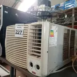 LOTE 227 - 01 AR-CONDICIONADO DE EMBUTIR E 01 VENTILADOR. (NO ESTADO) ATENÇÃO! FAZER A VISITAÇÃO ANTES DE ARREMATAR, NÃO SABEMOS SE FUNCIONA. LEILÃO NÃO TEM GARANTIA E NEM DEVOLUÇÃO, SUJEITO A POSSÍVEIS AVARIAS VISÍVEIS/OCULTAS E/OU AUSÊNCIA DE COMPONENTES.
