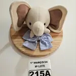 LOTE 215 - 01 QUADRO EM PINUS COM CABEÇA DE PELÚCIA ELEFANTE, LAÇO AZUL NO TEMA SAFARI. (NOVO) (NO ESTADO)