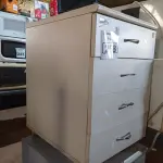 LOTE 268 - 02 GAVETEIROS EM MADEIRA SENDO 01 COM 04 GAVETAS. (NO ESTADO) ATENÇÃO! FAZER A VISITAÇÃO ANTES DE ARREMATAR, NÃO SABEMOS SE FUNCIONA. LEILÃO NÃO TEM GARANTIA E NEM DEVOLUÇÃO, SUJEITO A POSSÍVEIS AVARIAS VISÍVEIS/OCULTAS E/OU AUSÊNCIA DE COMPONENTES.
