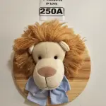 LOTE 250 - 01 QUADRO EM PINUS COM CABEÇA DE PELÚCIA LEÃO, LAÇO AZUL NO TEMA SAFARI. (NOVO) (NO ESTADO)