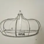 LOTE 445 - 01 DOSSEL DE PAREDE PRATA EM FORMATO DE COROA COM STRASS (NOVO) (NO ESTADO)