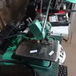 LOTE 128 - 01 MÁQUINA DE COSTURA COM MOTOR. (NO ESTADO) ATENÇÃO! FAZER A VISITAÇÃO ANTES DE ARREMATAR, NÃO SABEMOS SE FUNCIONA. LEILÃO NÃO TEM GARANTIA E NEM DEVOLUÇÃO, SUJEITO A POSSÍVEIS AVARIAS VISÍVEIS/OCULTAS E/OU AUSÊNCIA DE COMPONENTES.