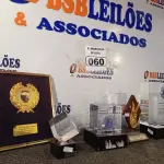 LOTE 060 - 01 LOTE COM PLACAS COMEMORATIVAS DIVERSAS. (NO ESTADO) ATENÇÃO! FAZER A VISITAÇÃO ANTES DE ARREMATAR, NÃO SABEMOS SE FUNCIONA. LEILÃO NÃO TEM GARANTIA E NEM DEVOLUÇÃO, SUJEITO A POSSÍVEIS AVARIAS VISÍVEIS/OCULTAS E/OU AUSÊNCIA DE COMPONENTES.