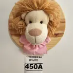 LOTE 450 - 01 QUADRO EM PINUS COM CABEÇA DE PELÚCIA LEÃO, LAÇO ROSA NO TEMA SAFARI. (NOVO) (NO ESTADO)