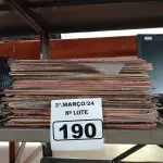 LOTE 190 - 01 LOTE COM VÁRIOS DISCOS DE VINIL. (NO ESTADO) ATENÇÃO! FAZER A VISITAÇÃO ANTES DE ARREMATAR, NÃO SABEMOS SE FUNCIONA. LEILÃO NÃO TEM GARANTIA E NEM DEVOLUÇÃO, SUJEITO A POSSÍVEIS AVARIAS VISÍVEIS/OCULTAS E/OU AUSÊNCIA DE COMPONENTES.
