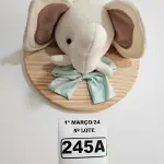 LOTE 245 - 01 QUADRO EM PINUS COM CABEÇA DE PELÚCIA ELEFANTE, LAÇO VERDE NO TEMA SAFARI. (NOVO) (NO ESTADO)