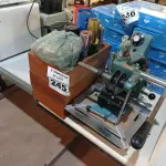 LOTE 245 - 01 MÁQUINA PARA TIPOGRAFIA COM ACESSÓRIOS. (NO ESTADO) ATENÇÃO! FAZER A VISITAÇÃO ANTES DE ARREMATAR, NÃO SABEMOS SE FUNCIONA. LEILÃO NÃO TEM GARANTIA E NEM DEVOLUÇÃO, SUJEITO A POSSÍVEIS AVARIAS VISÍVEIS/OCULTAS E/OU AUSÊNCIA DE COMPONENTES.